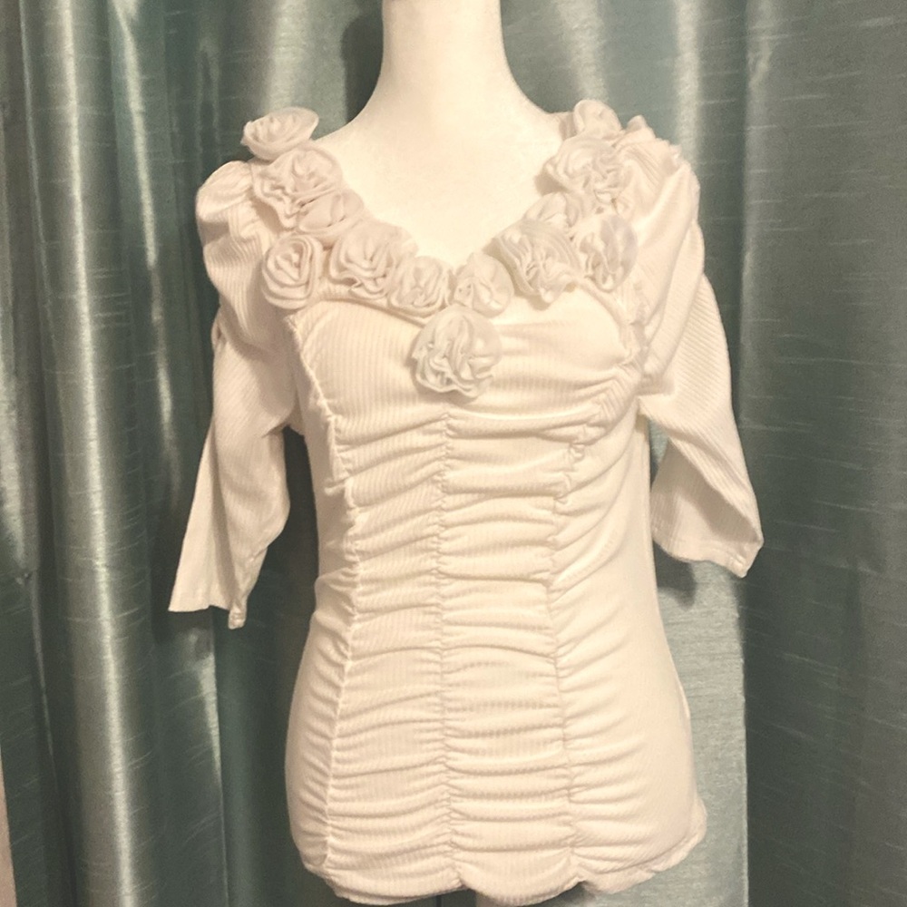 White rose-collared v-neck Shirt